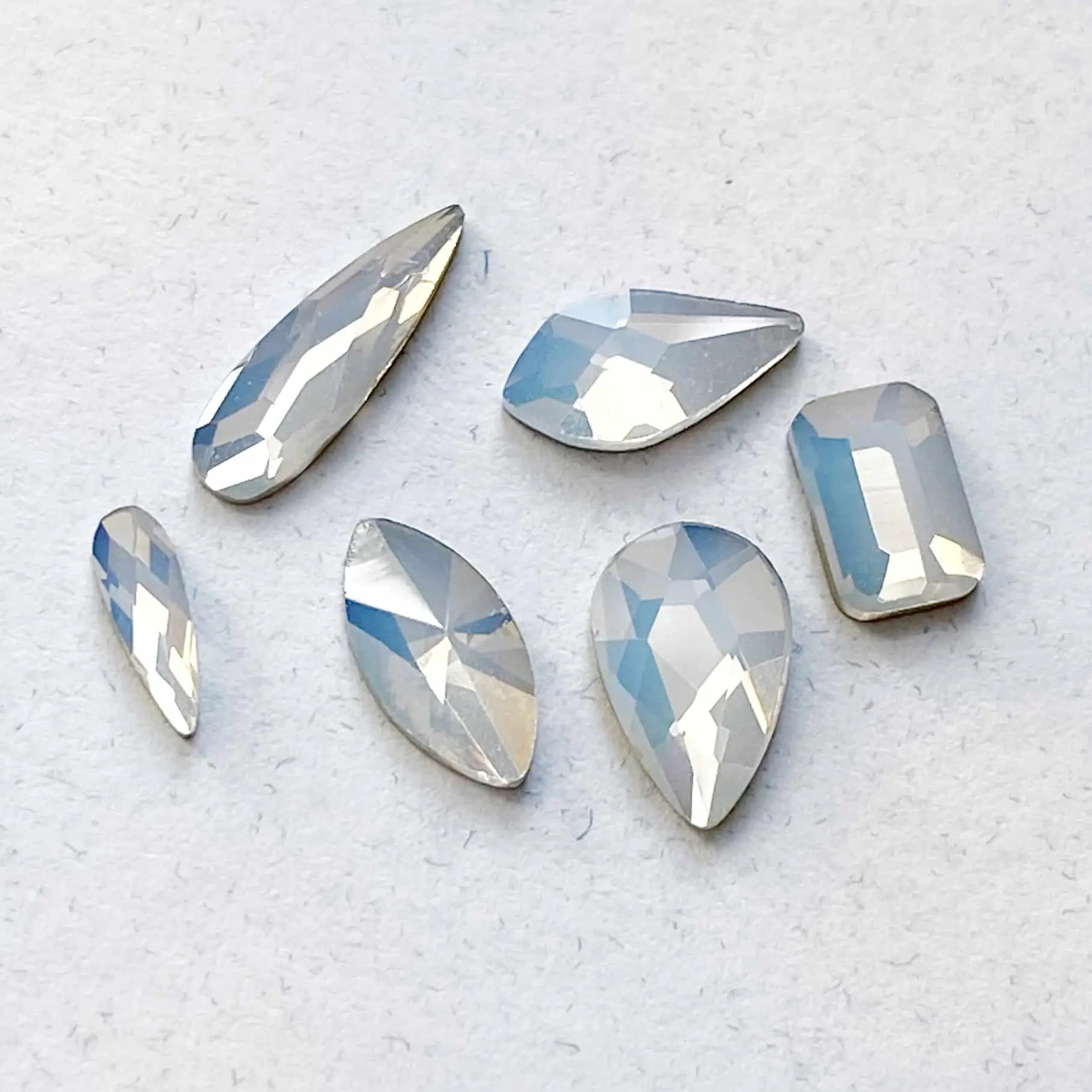 DIAMANTS FORMES | BLANC OPALE-PETITE GOUTTE Marie-Ève