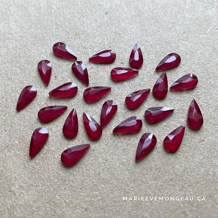 DIAMANTS FORMES | ROUGE BORDEAUX-GOUTTE Marie-Ève Mongeau
