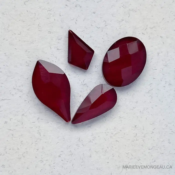 DIAMANTS FORMES | ROUGE BORDEAUX-GOUTTE Marie-Ève Mongeau