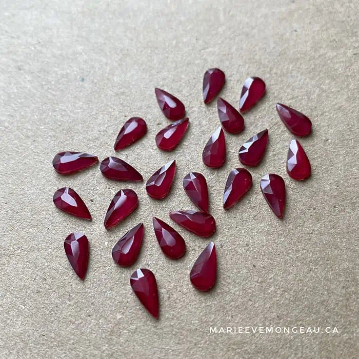 DIAMANTS FORMES | ROUGE BORDEAUX-GOUTTE Marie-Ève Mongeau