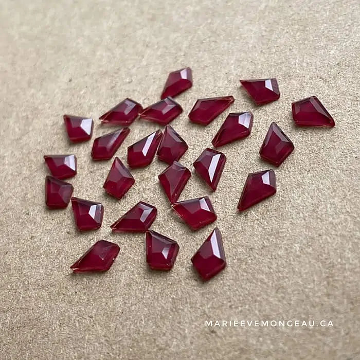 DIAMANTS FORMES | ROUGE BORDEAUX-PETIT LOSANGE Marie-Ève