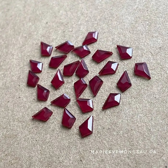 DIAMANTS FORMES | ROUGE BORDEAUX-PETIT LOSANGE Marie-Ève