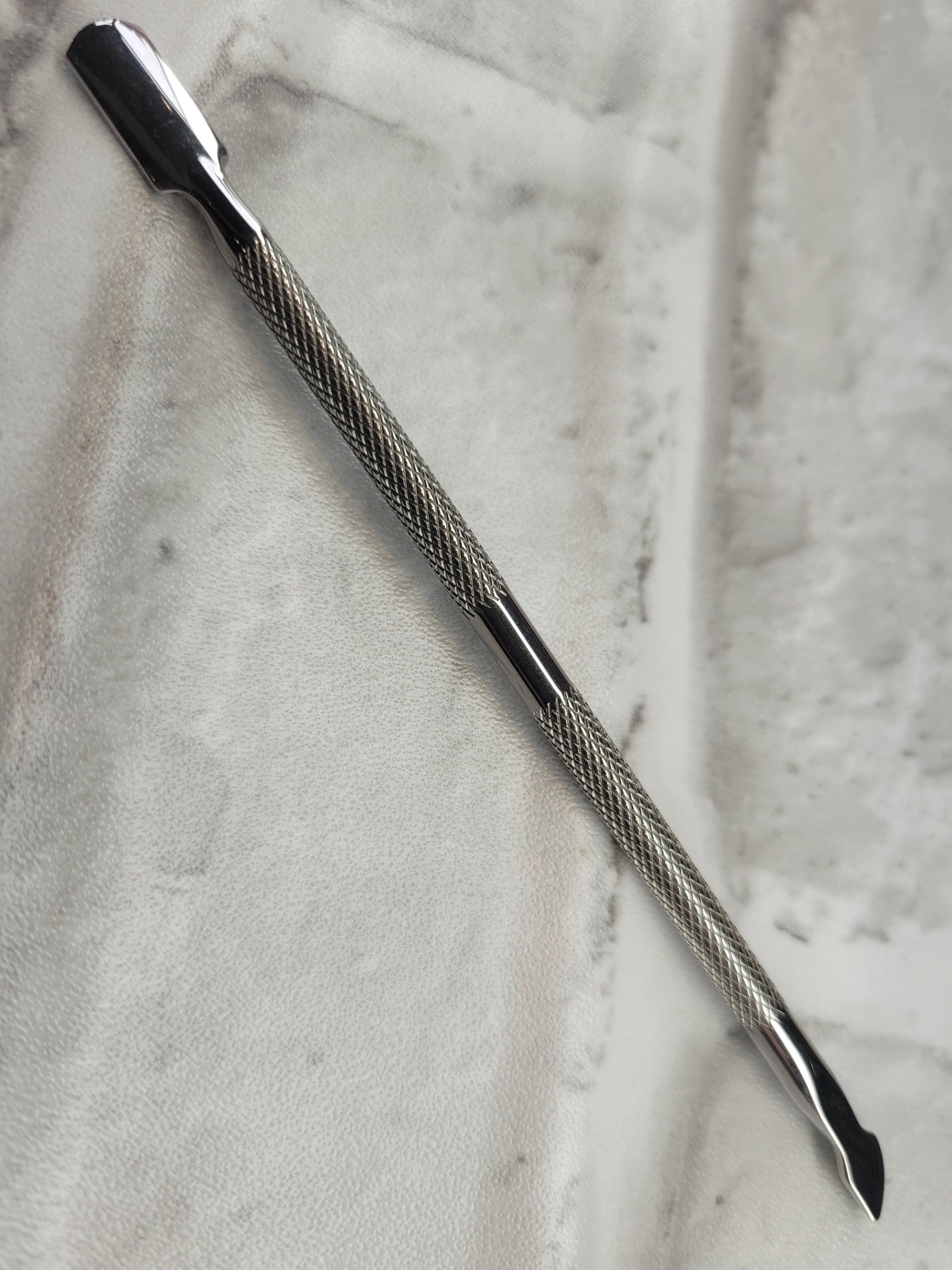 Pousse cuticules en métal