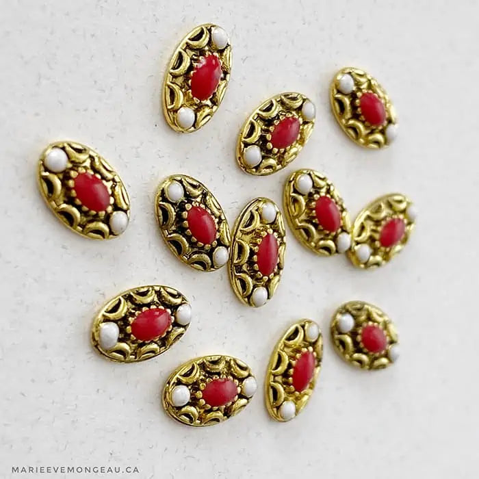 VINTAGE JEWELRY | RED OVAL Marie-Ève ​​Mongeau 
